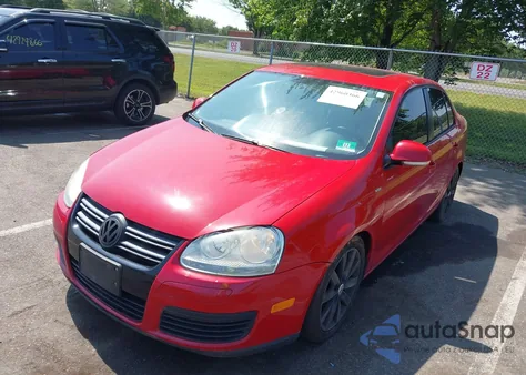 2010 Volkswagen Jetta Wolfsburg Edition z USA, uszkodzony, nr VIN 3VWRA7AJ2AM060894